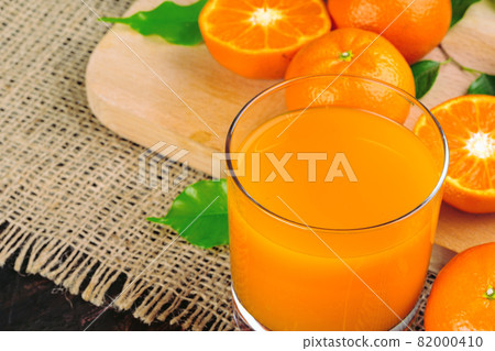 Glass of orange juice and orange slices 82000410