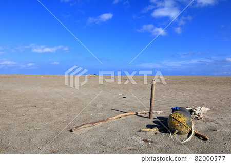 Floating ball on the beach Floating ball on the beach 82000577