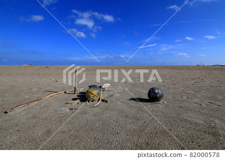 沙灘上的漂浮球 沙灘上的漂浮球 82000578