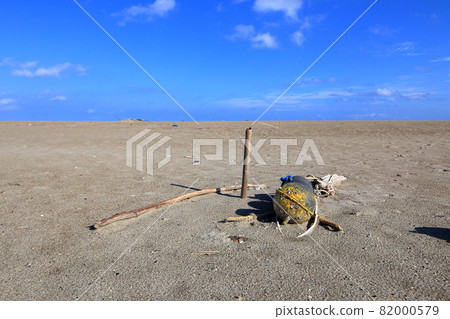 Floating ball on the beach Floating ball on the beach 82000579
