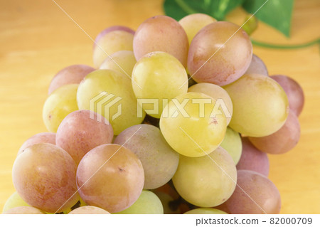 August is the season for up 1 bunch of domestically produced grape dragon treasure August is the season for up 1 bunch of domestically produced grape dragon treasure 82000709