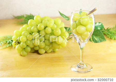 August season fruit Domestic grape Muscat of Alexandria 1 bunch and glass August season fruit Domestic grape Muscat of Alexandria 1 bunch and glass 82000710