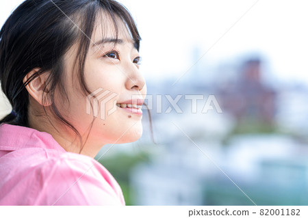 站在陽台上的年輕女子 82001182