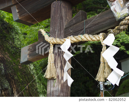 神社的鳥居和石輪渡 82002052