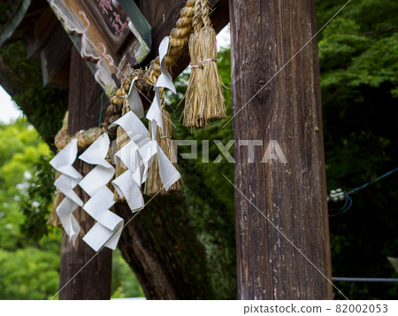 神社的鳥居和石輪渡 神社的鳥居和石輪渡 82002053