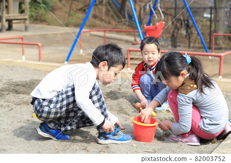 Kindergarten children playing in the park 82003752