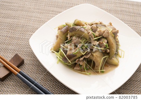 Stir-fried eggplant, pork and bean sprouts 82003785