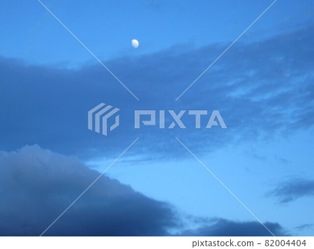 月亮漂浮在黃昏的天空 月亮漂浮在黃昏的天空 82004404