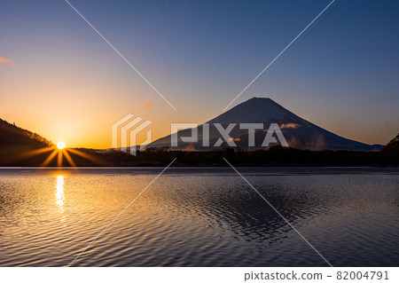 (Yamanashi Prefecture) Dawn of Lake Shoji, Mt. Fuji (Yamanashi Prefecture) Dawn of Lake Shoji, Mt. Fuji 82004791