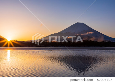 （山梨縣）富士山昭和湖的黎明 82004792