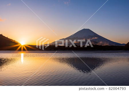 (Yamanashi Prefecture) Dawn of Lake Shoji, Mt. Fuji (Yamanashi Prefecture) Dawn of Lake Shoji, Mt. Fuji 82004793