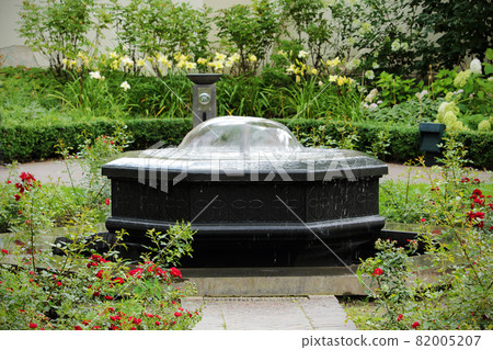Small calm park fountain surrounded by flowers Small calm park fountain surrounded by flowers 82005207