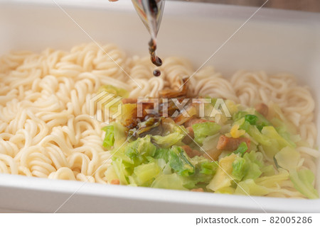 Cup fried noodles, sauce Cup fried noodles, sauce 82005286