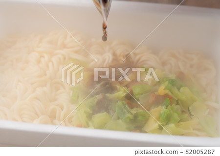 Cup fried noodles, sauce Cup fried noodles, sauce 82005287