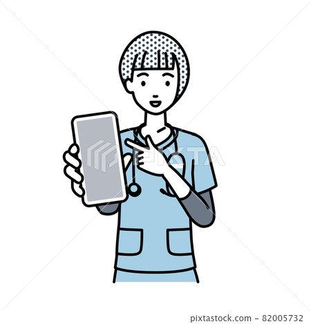 一個護士女人站著，指著她的智能手機 82005732
