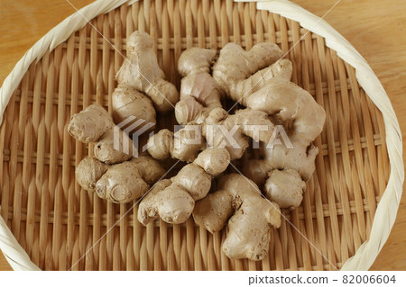 Root ginger on a colander Root ginger on a colander 82006604
