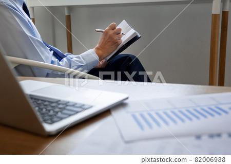 Office work concept an office worker using an idea to summarize information and creating a mind mapping writing on the paper 82006988