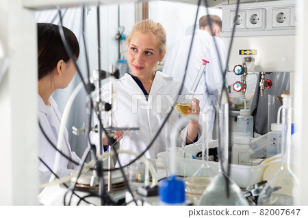 Scientists in white coats working at laboratory 82007647