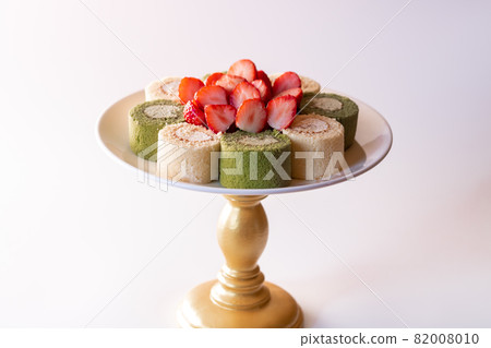 Two kinds of roll cake and strawberry (Suzu Akane) Two kinds of roll cake and strawberry (Suzu Akane) 82008010