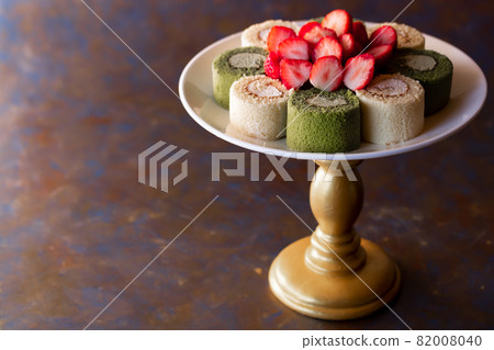 Two kinds of roll cake and strawberry (Suzu Akane) 82008040