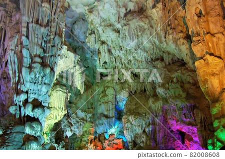 世界遺產“下龍灣”石灰岩溶洞 82008608