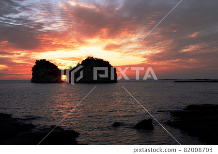 太陽落在島中央的空洞裡,天空被染紅了 太陽落在島中央的空洞裡,天空被染紅了 82008703