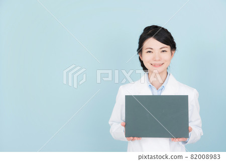 拿著黑板的實驗室外套的婦女 拿著黑板的實驗室外套的婦女 82008983