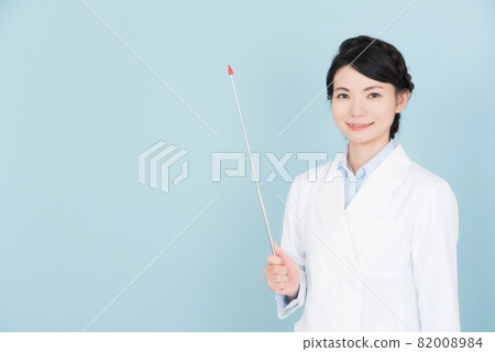 一個穿著實驗室外套、拿著指針的女人 一個穿著實驗室外套、拿著指針的女人 82008984