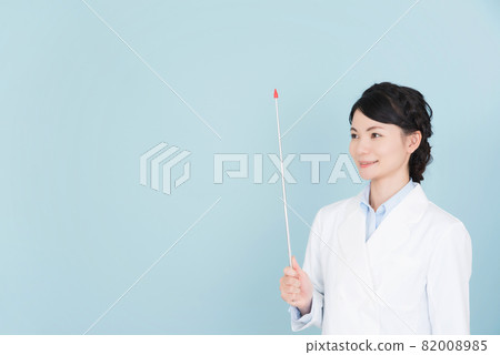 一個穿著實驗室外套、拿著指針的女人 一個穿著實驗室外套、拿著指針的女人 82008985