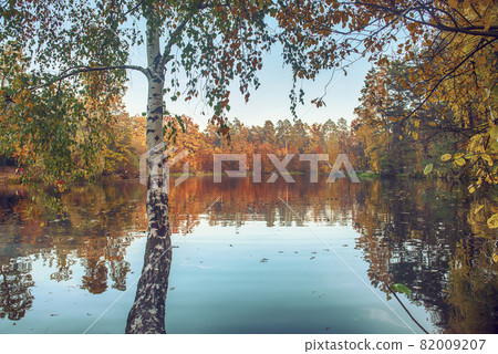 Autumn beautiful lake Autumn beautiful lake 82009207
