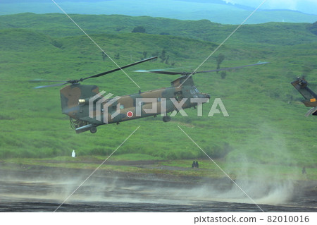Self-Defense Forces transport helicopter (CH-47, Chinu Fuji Firepower Exercise, Shizuoka Prefecture) 82010016