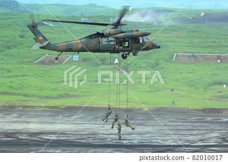 自衛隊直升飛機的速降訓練（UH-60JA富士火力演習靜岡縣） 82010017