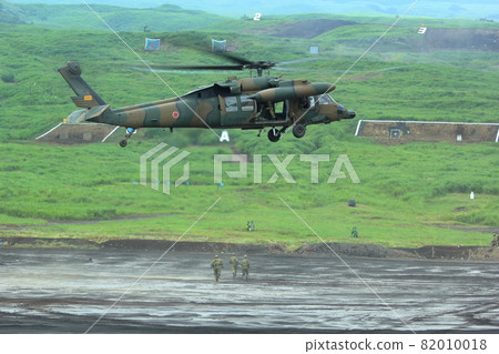 自衛隊直升飛機的速降訓練(UH-60JA富士火力演習靜岡縣) 自衛隊直升飛機的速降訓練(UH-60JA富士火力演習靜岡縣) 82010018