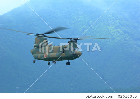 自衛隊運輸直升機（CH-47J，靜岡縣千怒富士火力演習） 82010019
