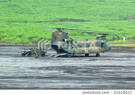 Self-Defense Forces transport helicopter (CH-47 Fuji Firepower Exercise, Shizuoka Prefecture) 82010022