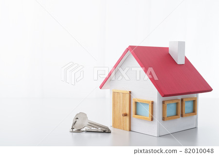 出租房屋的形象。房子縮影和鑰匙。 出租房屋的形象。房子縮影和鑰匙。 82010048