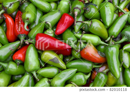 Green hot jalapeno chili peppers Green hot jalapeno chili peppers 82010118