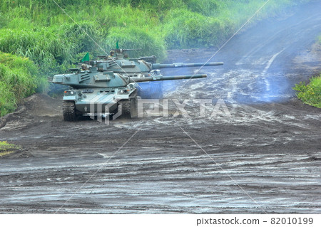 Self-Defense Forces tank exercise (Type 74 tank, Fuji Firepower Exercise, Shizuoka Prefecture) 82010199