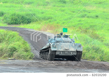 Exercise scene of the Self-Defense Forces (Type 74 tank, Fuji Firepower Exercise, Shizuoka Prefecture) 82010200