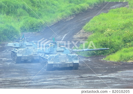 Self-Defense Forces live ammunition exercise (Type 74 tank, Fuji Firepower Exercise, Shizuoka Prefecture) 82010205
