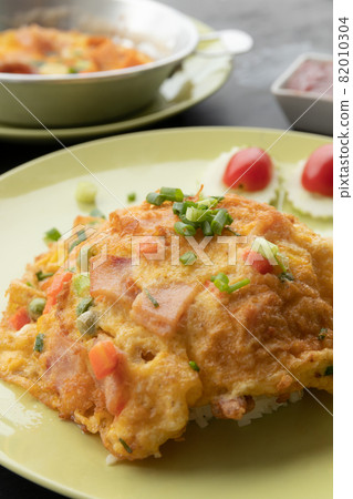 Thai-style ham omelet on rice 82010304