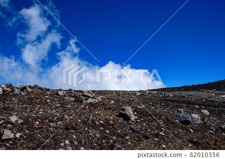 上升的夏天雲彩和藍天 82010356