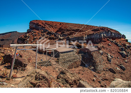 The summit of Mt. Fuji and the torii 82010884