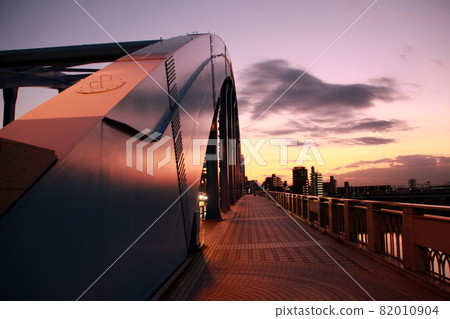 Sunset view of Tamagawa Maruko Bridge 82010904