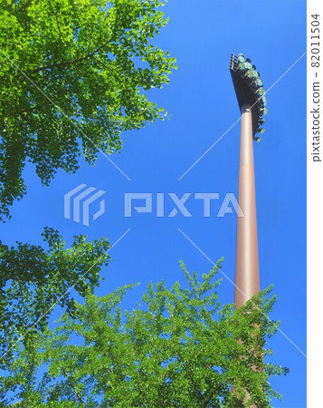 漂浮在藍天的棒球場的夜賽照明設備 漂浮在藍天的棒球場的夜賽照明設備 82011504