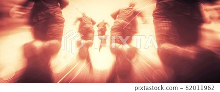 跑向光的人的剪影 82011962