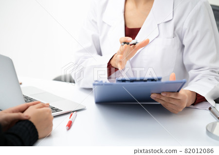 Medical image counseling at hand 82012086