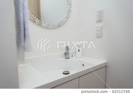 Hand soap dispenser on the wash basin Hand soap dispenser on the wash basin 82012598