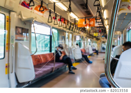 從中央線高尾到東京的列車內 82013558