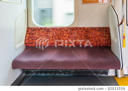 從中央線高尾到東京的列車內 82013559